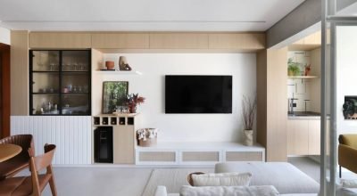 Cheio de personalidade: apê de 90 m² tem cozinha azul, marcenaria inteligente e ateliê