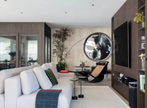 Claro e escuro: apartamento em Fortaleza mistura mármore travertino e madeira