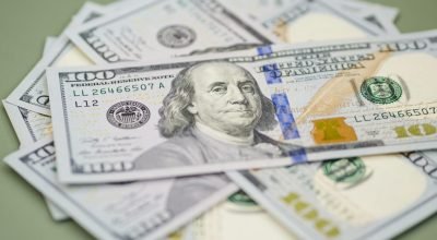 Dólar abre em queda após decisões de juros e à espera de novos dados econômicos