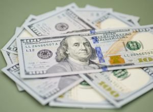 Dólar abre a R$ 4,98 com investidores de olho em trégua no Oriente Médio