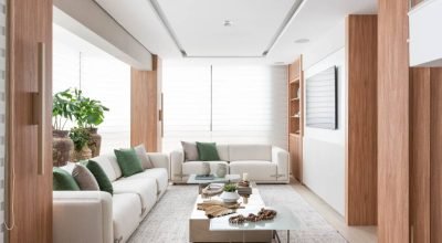 Cobertura leve de três pavimentos no litoral tem madeira e texturas suaves nos revestimentos