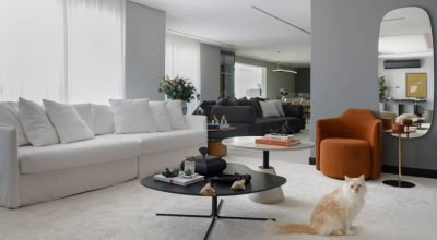 Cobertura tem 3 livings: um de TV, um estar e uma sala de lareira