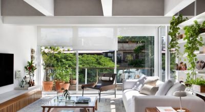 Cobertura tem estante exclusiva em serralheria e madeira que funciona como divisória