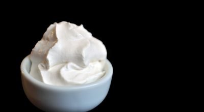 Aprenda a fazer chantilly do zero com 3 ingredientes
