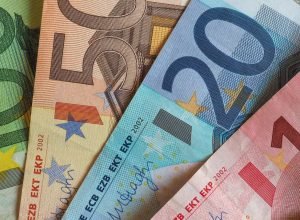 Onde comprar euro mais barato? Veja ranking de contas globais 2026