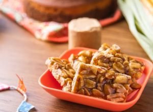 Pronto em meia hora! Receita de pé de moleque que derrete na boca para festa junina