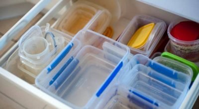 Como remover manchas amarelas de gordura de potes plásticos: guia completo de limpeza segura