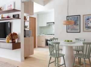 Cozinha vira sala de jantar após reforma em apartamento linear leve de 50 m²