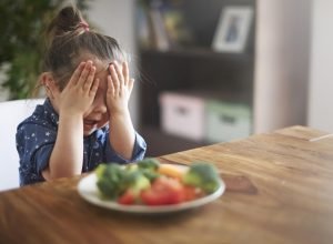 Descubra como tornar as refeições mais tranquilas para crianças autistas