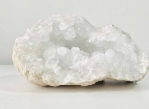 Amplie o poder dos seus cristais: veja como limpar e ativar