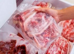 Você ainda descongela carne na água? Veja por que isso pode ser perigoso