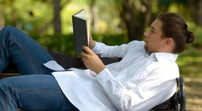 Meu corpo está sendo espancado e quebrado por um algoz improvável: livros.