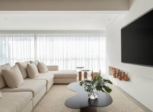 Elegância minimalista: apartamento tem nicho cristaleira e aparador de quartzito