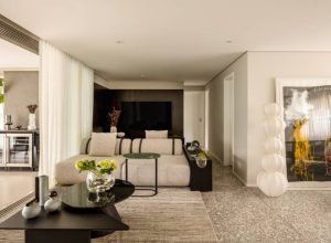 Elegância sóbria: apartamento tem madeira ebanizada e piso granilite