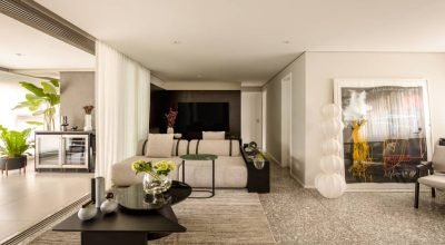 Elegância sóbria: apartamento tem madeira ebanizada e piso granilite