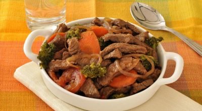 Carne dura na frigideira? Veja os erros que muita gente comete