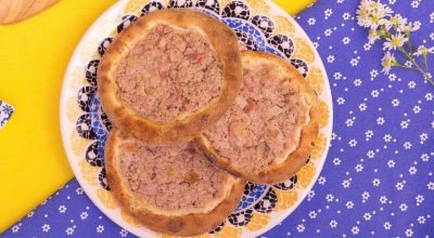 Esfirra aberta de carne com catupiry: sabor de restaurante na sua casa