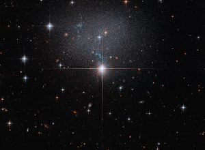Hubble espia galáxia irregular fraca