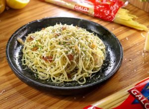 espaguete ao alho e óleo com limão e queijo