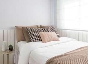 De quanto em quanto tempo preciso trocar o lençol? Médica responde