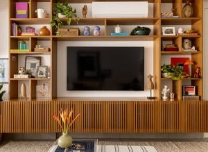 Estante de nichos funciona como mini museu para peças afetivas dos moradores