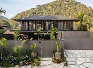 Experiência sensorial completa: casa em meio à Mata Atlântica se integra à natureza