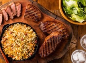 Quer inovar no churrasco? Veja 3 receitas de farofas fora do comum