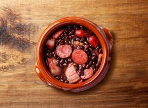 Sem tempo para feijoada? Aprenda a fazer feijão gordo no dia a dia