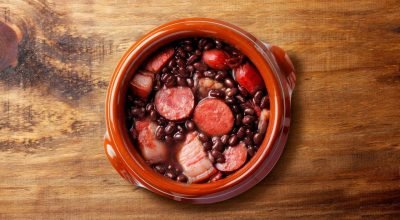 Sem tempo para feijoada? Aprenda a fazer um feijão gordo irresistível
