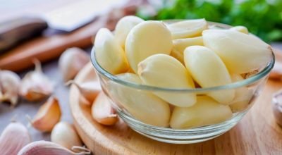 Erro comum ao dourar alho que estraga a receita