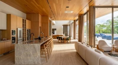 Folhas de vidro conectam interior e exterior nesta casa elegante no interior de São Paulo