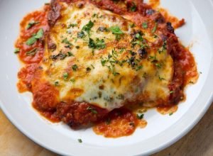 Frango à parmegiana perfeito: crocante por fora e suculento por dentro