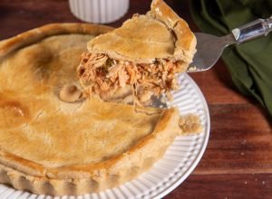 Torta de frango cremosa conquista buscas na internet; aprenda receita