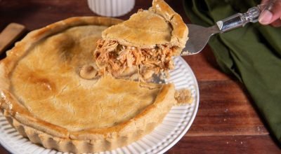 Torta de frango cremosa conquista buscas na internet; aprenda receita