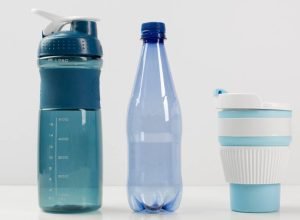 Garrafa de água suja: os riscos para sua saúde e como higienizar corretamente