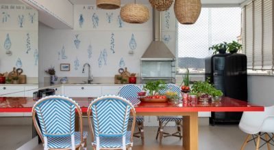 Geladeira vintage preta vira cristaleira na reforma deste apê com décor náutico