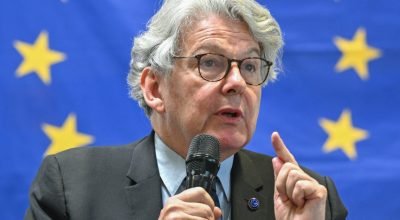 A administração Trump proíbe cinco pessoas dos EUA por moderação de conteúdo online