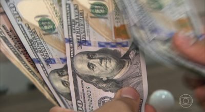 Dólar abre em alta com dados de serviços no radar e discursos do Fed