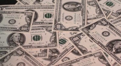 Dólar abre em queda com atenção à liquidação do Banco Pleno, Focus e ata do Fed