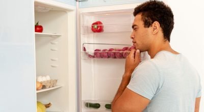 Conheça o erro comum que deixa a geladeira com mau cheiro