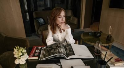 Hotel em Paris tem suíte com livros e músicas escolhidos por Isabelle Huppert 