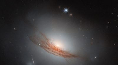 Hubble detecta galáxia em formato de lente - NASA