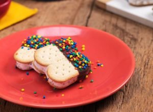 Sobremesa express de 10 minutos: sanduíche de sorvete com biscoito maizena