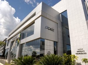 Cade investiga possível alinhamento de preços no mercado aéreo envolvendo Gol e Latam