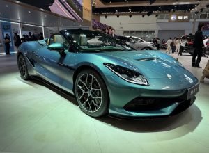 Salão de Pequim: marca de luxo da BYD mostra supercarro elétrico mais veloz que Ferrari; VÍDEO