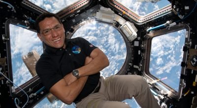 Astronauta da NASA Frank Rubio na cúpula da estação espacial