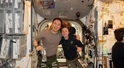 Os astronautas da NASA Jonny Kim e Zena Cardman posam para um retrato no módulo Unity