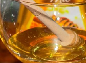 Nem todo mel é igual: cor e sabor do produto mudam conforme a flor; entenda