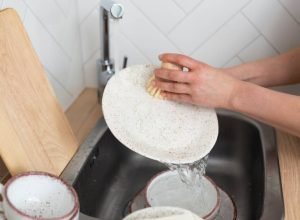Pia da cozinha entupida? 7 soluções caseiras infalíveis para desentupir o ralo!