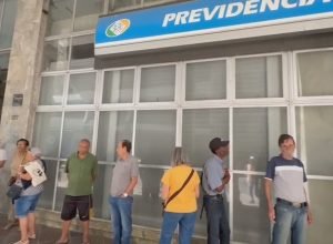 Governo diz que fila do INSS recuou em março, mas que está no mesmo tamanho de um ano atrás